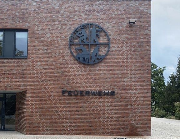 Leuchtende Architektur: Lightvertise realisiert Leuchtbuchstaben für die neue Feuerwache Bad Pyrmont